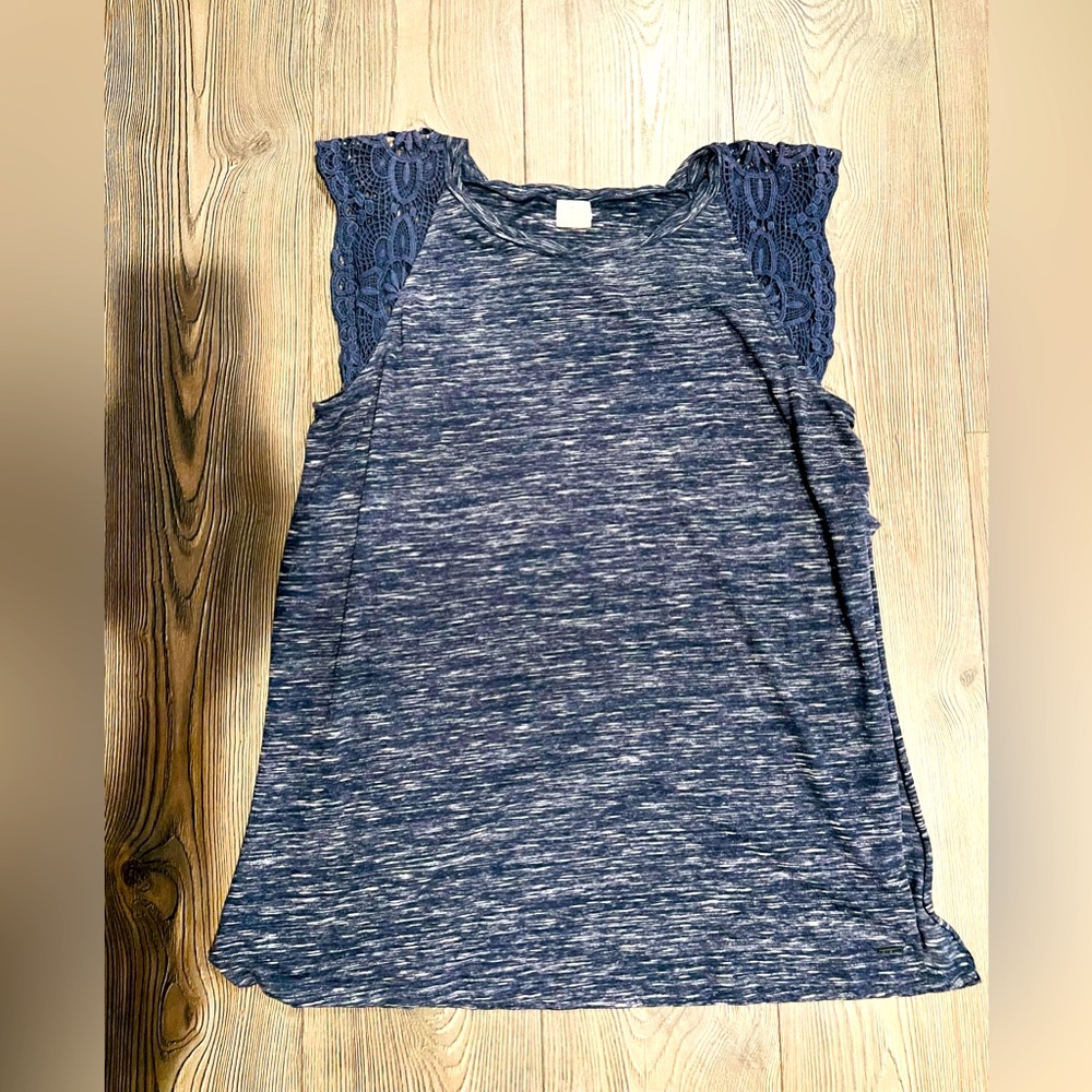 O’Neill top size XL! Adorable crochet cap sleeve